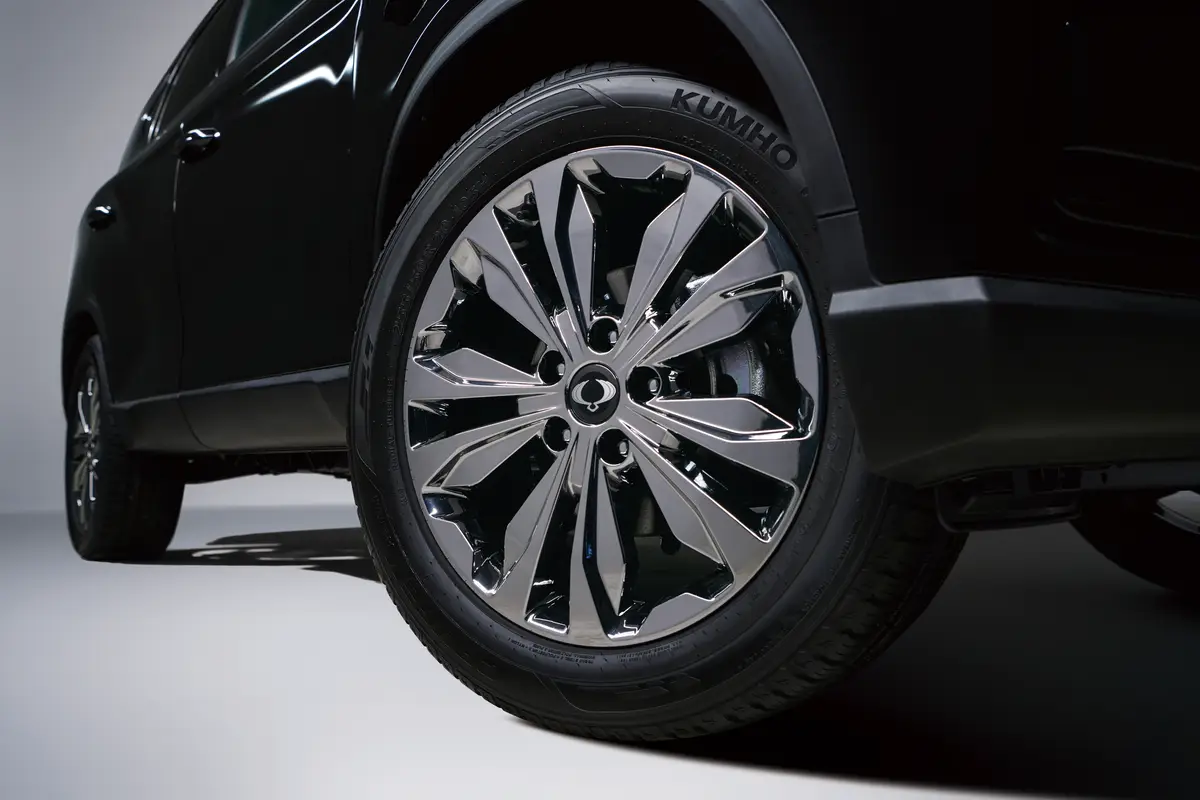 A dark 20-inch alloy wheel on a black KGM Rexton